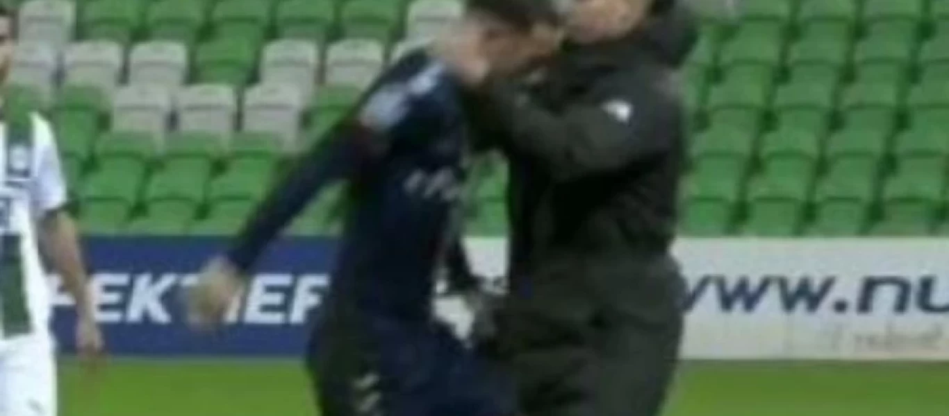 Προπονητής έκανε κεφαλοκλείδωμα σε αντίπαλο παίκτη που πήγε να εκτελέσει πλάγιο! (βίντεο)